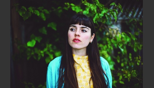 Hazel English: premiera „Just Give In / Never Going Home” już 19 maja!